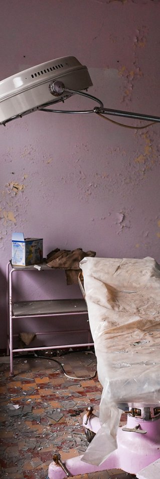 Ett undersökningsrum på ett sjukhus där en bomb sprängts