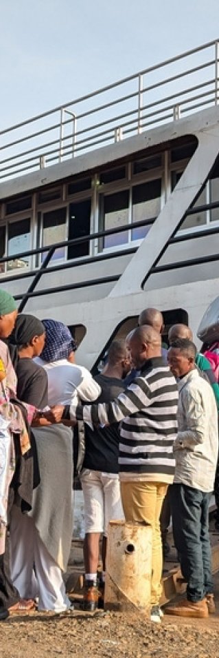 Människor i kö till en båt