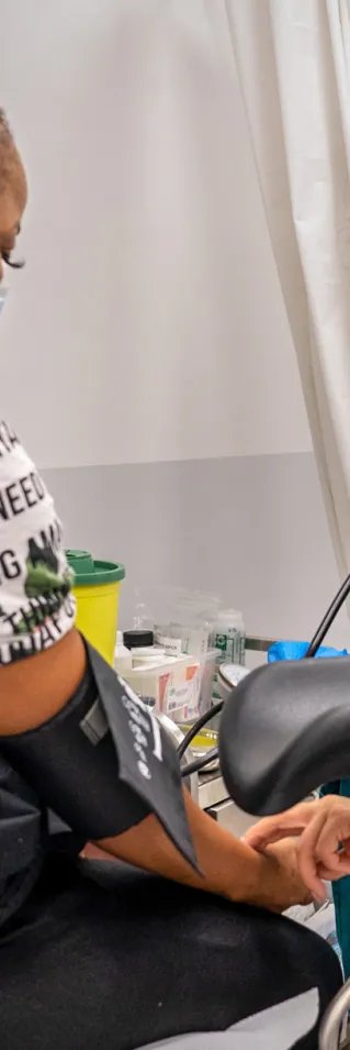 Sjuksköterska kontrollerar blodtrycket på en patient