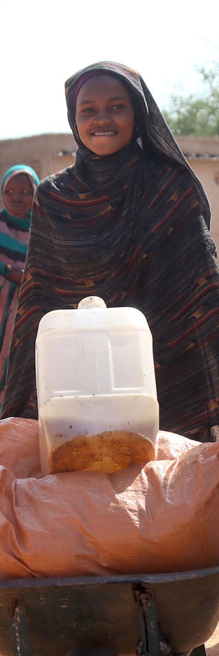 Kvinna med skottkärra med mat