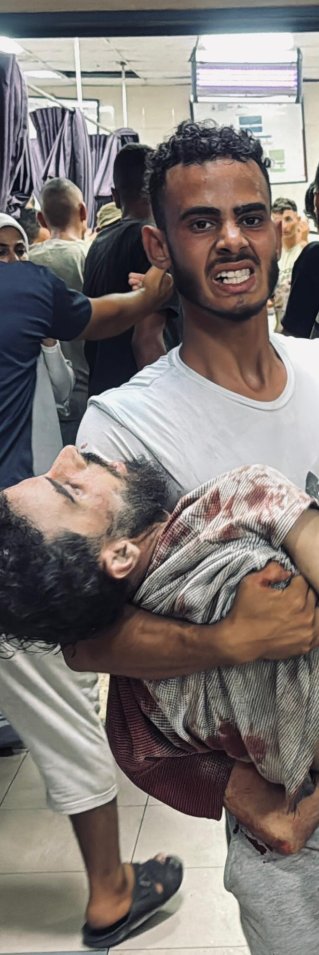 Man bär in en livlös man på en akutmottagning