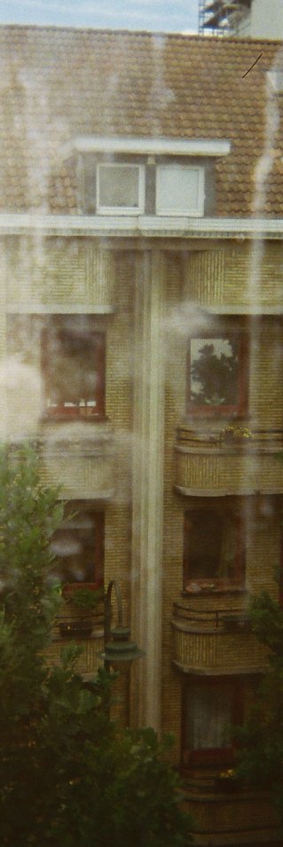 Foto på byggnad med träd framför.