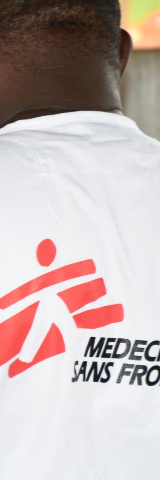 En man bakifrån med en MSF-väst