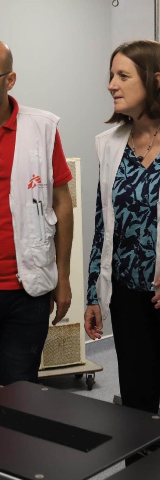 Vårdpersonal med Läkare Utan Gränser-västar på en sjukhusavdelning