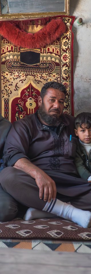 Foto på en grupp människor som sitter ner på en matta.