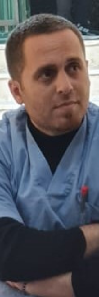 Man i blå läkaruniform