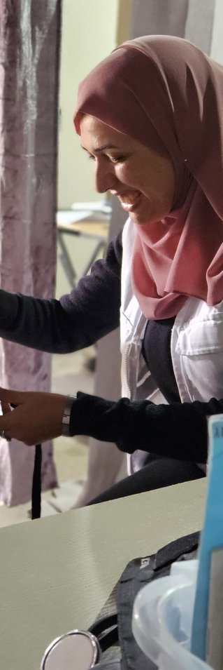Vårdpersonal mäter syremättnaden på ett barn.