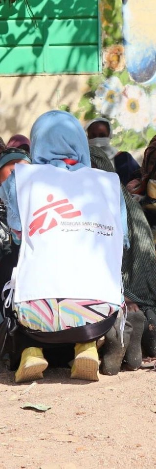 Kvinnor sitter i skuggan av ett träd