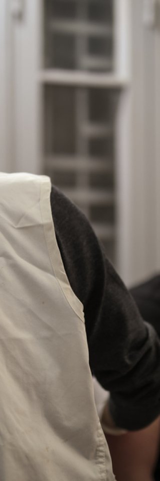 Läkare Utan Gränsers anställda ger vård till person som sitter på bår.