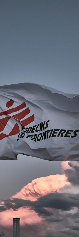 Flagga med Läkare Utan Gränsers logotyp 