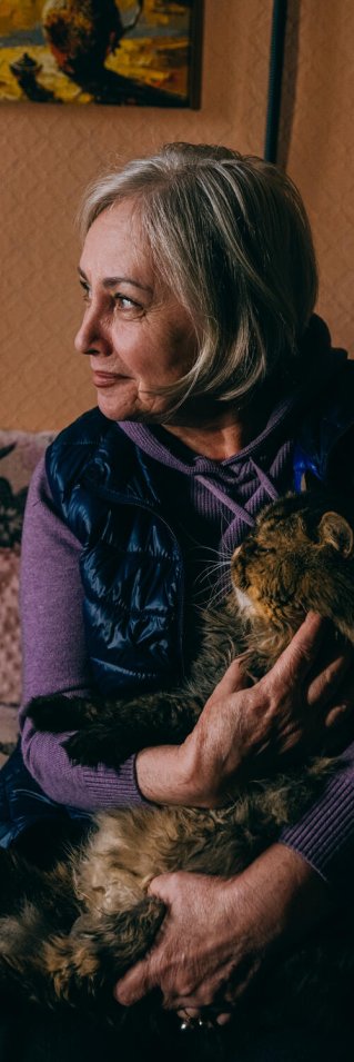 En kvinna med en katt i famnen.