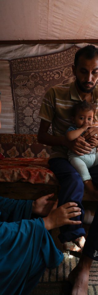 En kvinna, en man och två barn i ett tält.