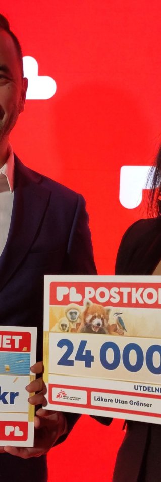 Ida och Marpe är glada och håller upp checkar där det står 25 miljoner och 15 miljoner.