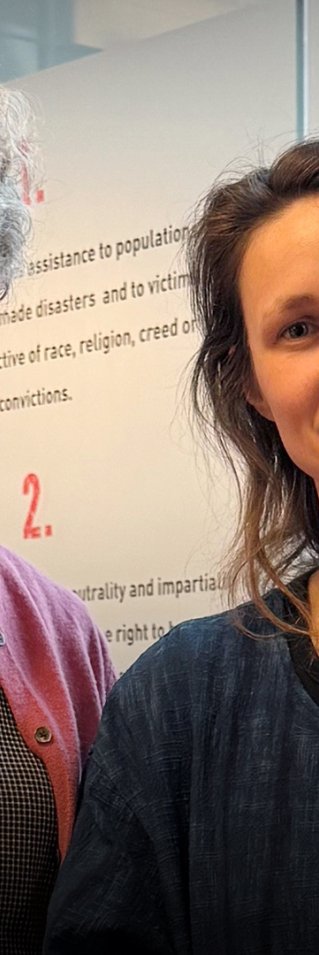 två kvinnor på ett kontor