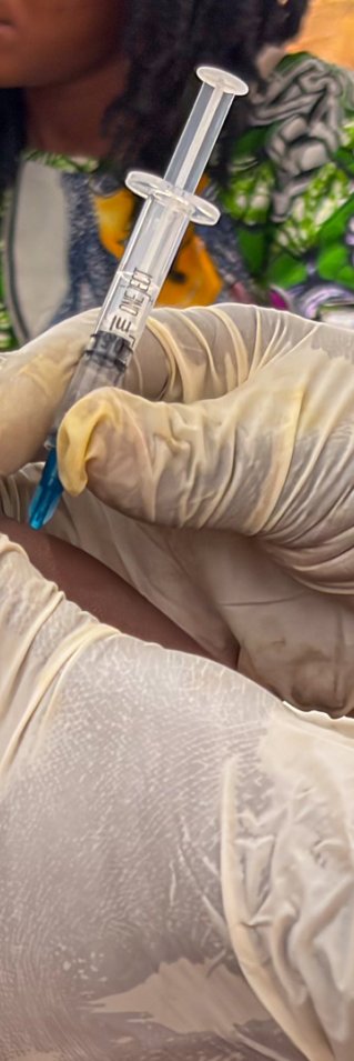 barn får spruta med vaccin