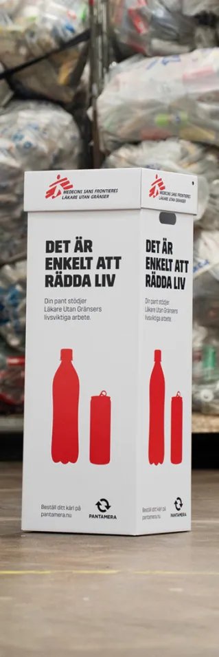 Pantkärl framför påsar med pantflaskor- och burkar
