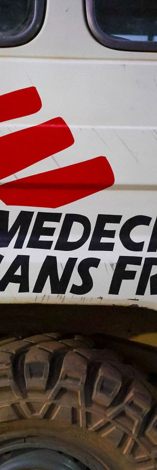 Detaljbild av en jeep med Läkare Utan Gränsers logotyp