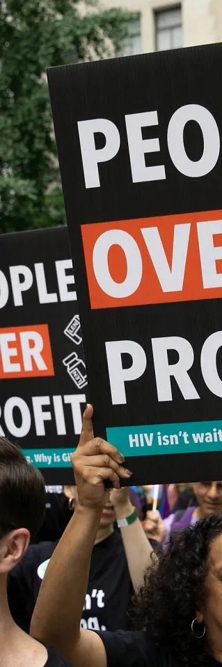 Demonstration med plakat med texten People over profit