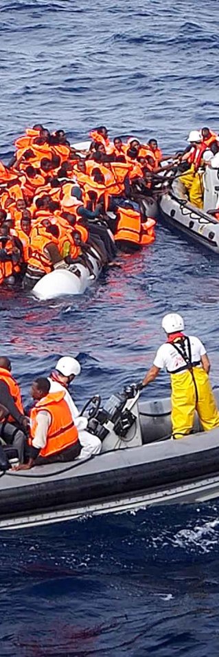 Flera människor föll i vattnet under en av räddningarna som Alexander var inblandad i på Medelhavet. 