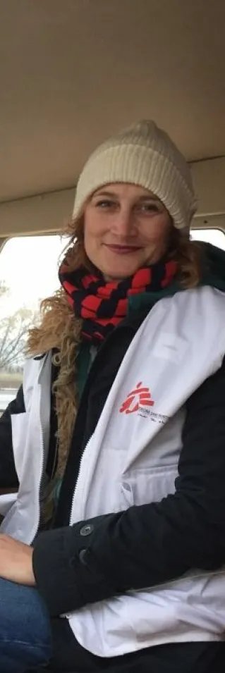 Anna Sjöblom i den mobilia kliniken i Idomeni Grekland där Läkare Utan Gränser ger sjukvård till männiksor på flykt.