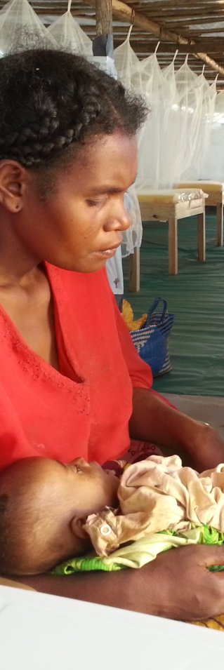 Den lilla flickan får en intravenös infart när hon kommet till sjukhusets intensivvårdsavdelning. 