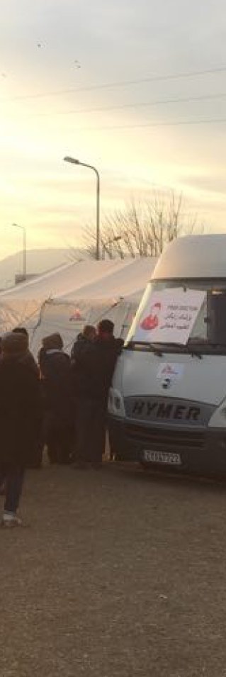 Människor på flykt köar utanför vår mobila klinik i Idomeni, Grekland, för att få träffa det medicinska teamet.