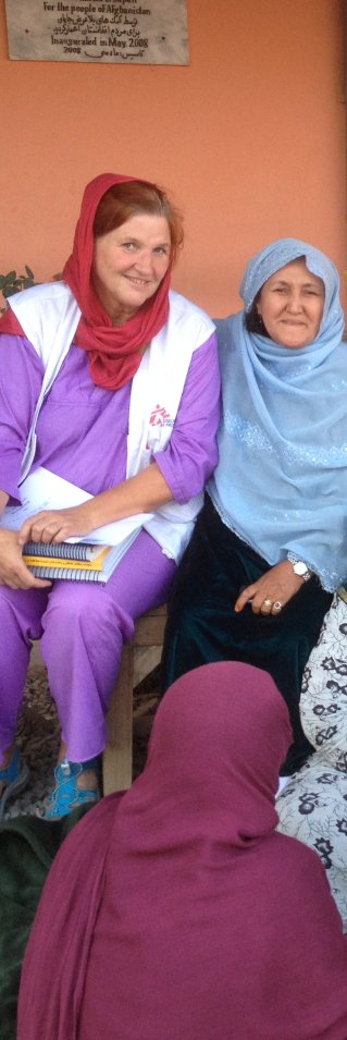 utanför mödravårdskliniken med de äldra kvinnorna som väntar på släktingar som ska föda