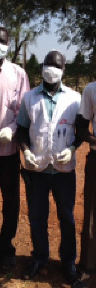 Fem MSF-anställda på rad med munskydd och skyddshandskar.