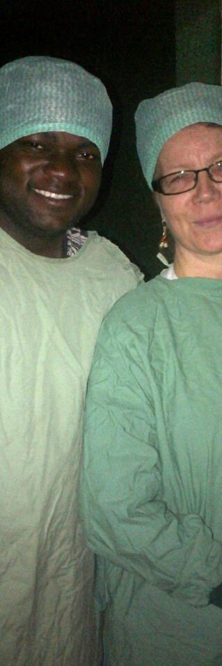 Jaana i operationskläder för att minska kontamineringsrisker när hon analyserar strömbehovet på sjukhuset. 