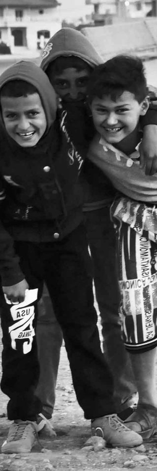 Mahmoud och hans vänner spelar fotboll. 