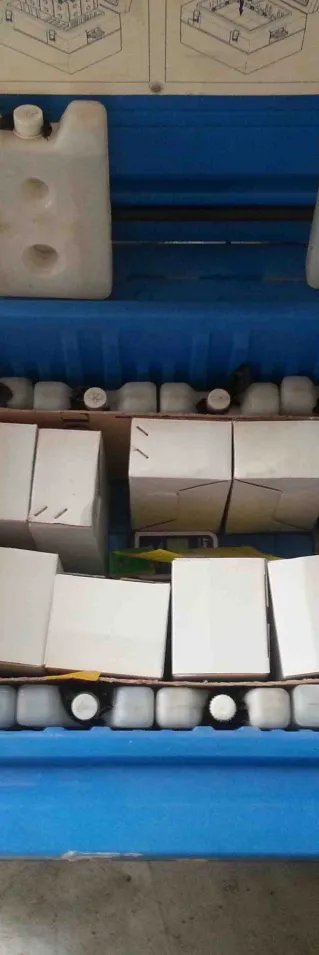Mässlingsvaccinerna packas i kyllådor med kylklampar och kartong som systematiskt placeras för att vaccinet alltid ska vara mellan 2 och 8 grader.