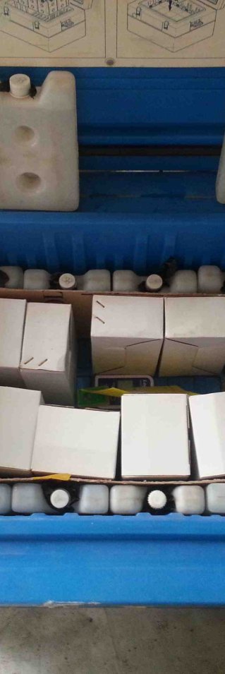 Mässlingsvaccinerna packas i kyllådor med kylklampar och kartong som systematiskt placeras för att vaccinet alltid ska vara mellan 2 och 8 grader.