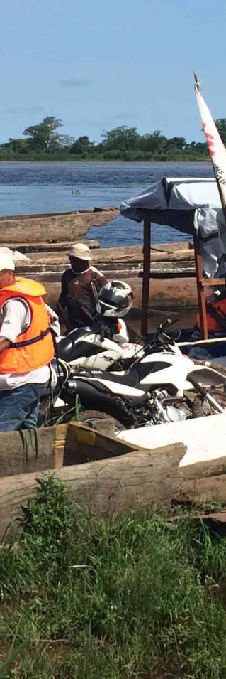 På väg med båt mot vårt mål - Bolomba.