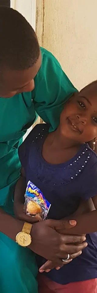 Bukar, undersköterska i Nigeria, tillsammans med flickanBukar, undersköterska i Nigeria, tillsammans med flickan Hafsat.