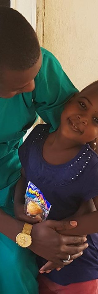 Bukar, undersköterska i Nigeria, tillsammans med flickanBukar, undersköterska i Nigeria, tillsammans med flickan Hafsat.