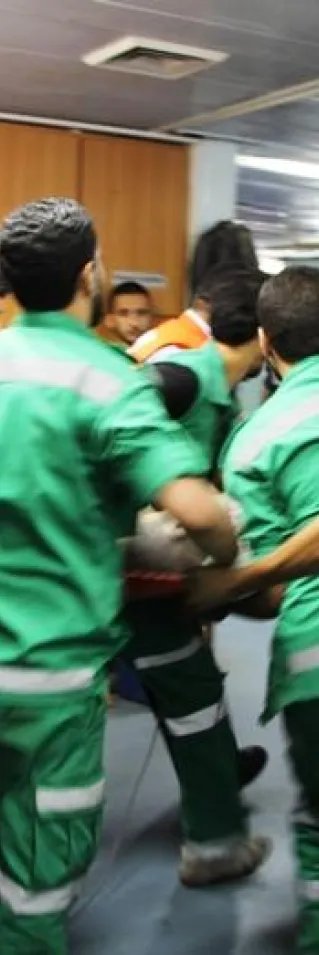 Tidigt på morgonen den 20:e juli på Shifasjukhuset för ambulansmän in två kollegor som dödats av våldet i Gaza. FOTO: Samantha Maurin