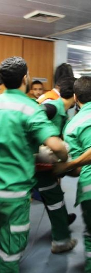 Tidigt på morgonen den 20:e juli på Shifasjukhuset för ambulansmän in två kollegor som dödats av våldet i Gaza. FOTO: Samantha Maurin