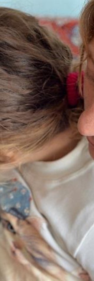 Svetlana sitter med sin fem år gamla dotter under ett rådgivningssamtal med Läkare Utan Gränser. FOTO: Julie Remy