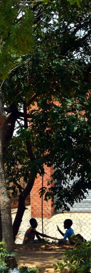 Barn leker utanför kliniken i Harare, där Läkare Utan Gränser bland annat behandlar barn med hiv. 