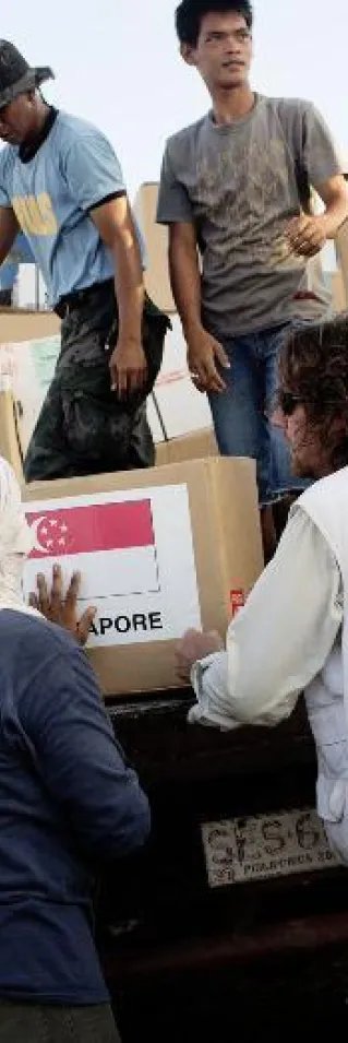 Vår logisitker Angelo lastar av nödhjälp från en lastbil i Guiuan.