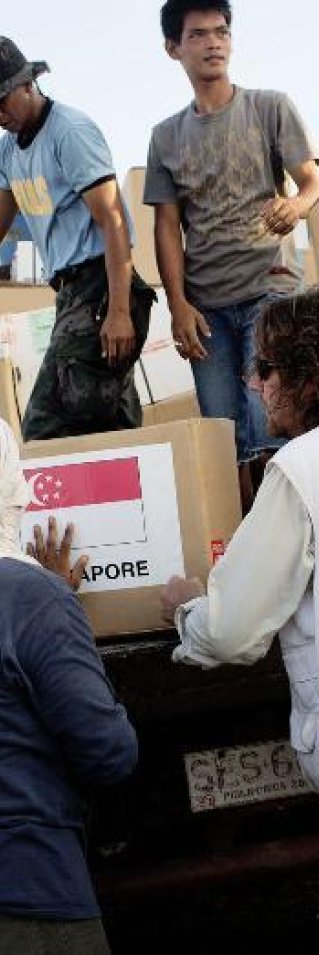 Vår logisitker Angelo lastar av nödhjälp från en lastbil i Guiuan.