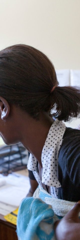 En hivpositiv mamma med sin baby i Epworth, Harare. 