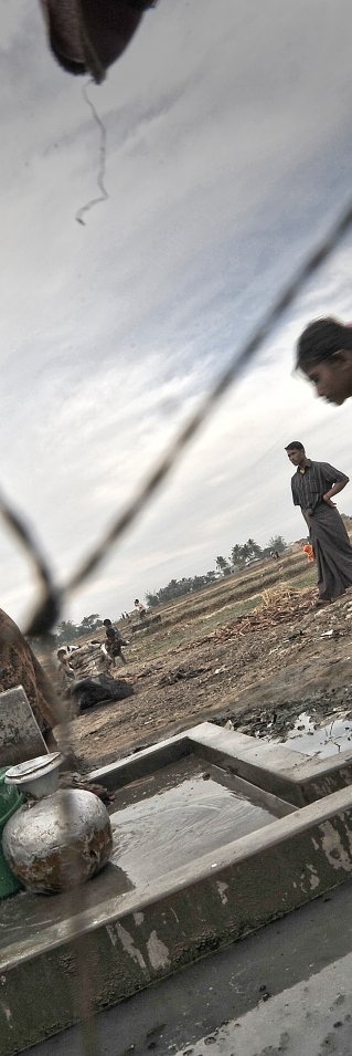 Internflyktingar tillhörande den diskriminerade och förföljda folkgruppen Rohingya hämtar vatten ur en pump i ett läger utanför Sittwe i Myanmar. 