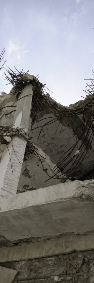 Flygangrepp och tung beskjutning orsakar omfattande förstörelse i Syrien. Civilbefolkningen drabbas hårt av våldet. 