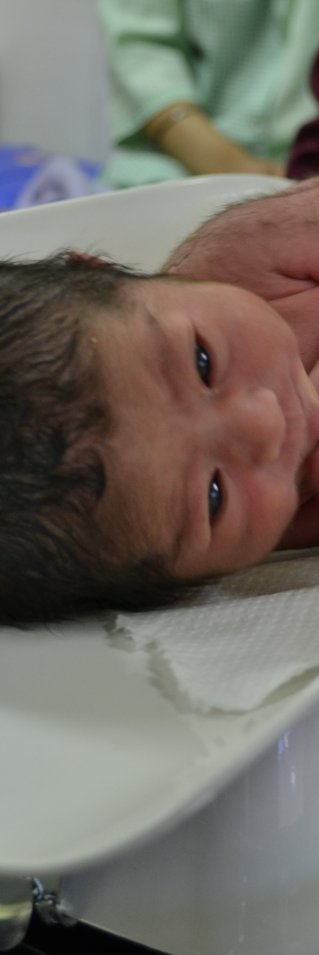 En av de första bebisarna som föddes på den nya förlossningsavdelningen på sjukhuset i stadsdelen Dasht-e-Barchi i Kabul. 