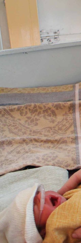 En barnmorska tar hand om en nyfödd på sjukhuset i Khost, Afghanistan.