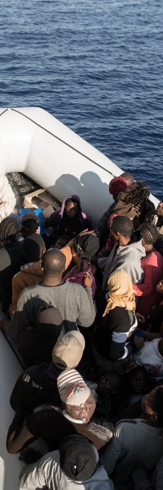 Under en räddningsinsats den 3 juli räddades 104 männiksor som försökte korsa Medelhavet i en gummibåt.