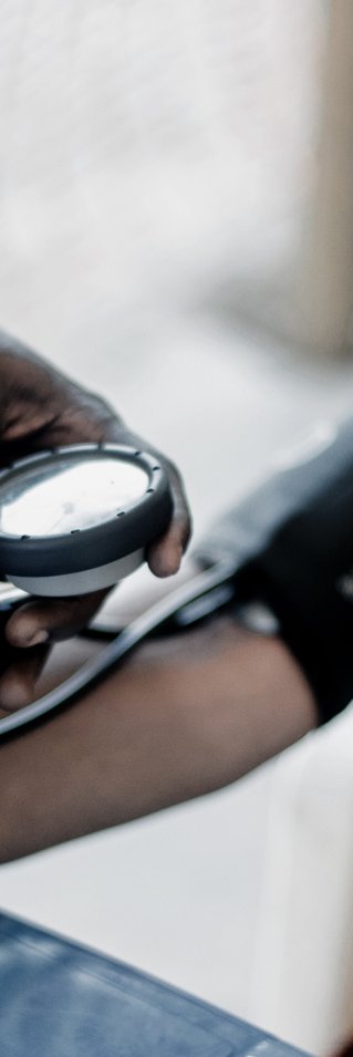 En kvinna mäter sitt blodtryck på en av Läkare Utan Gränsers kliniker