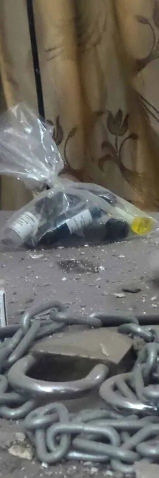 Medicin och annan sjukvårdsutrustning på ett dammigt bord med lås och kedjor