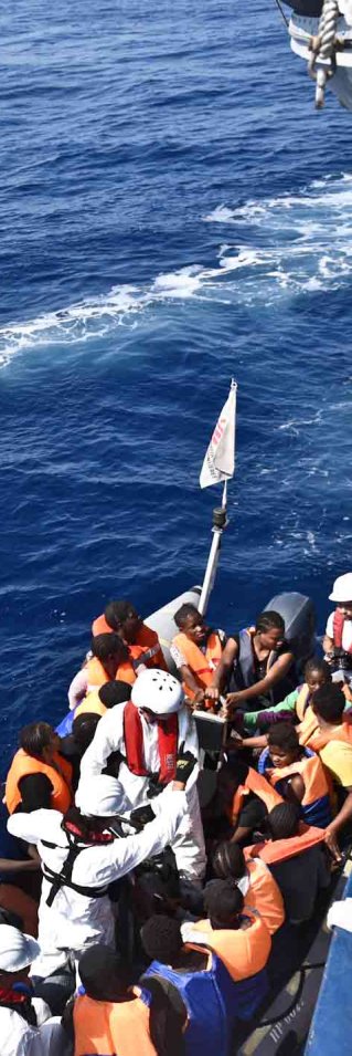 Från fartyget Dignity I skickades mindre gummibåtar ut för att undsätta människorna i nöd. 